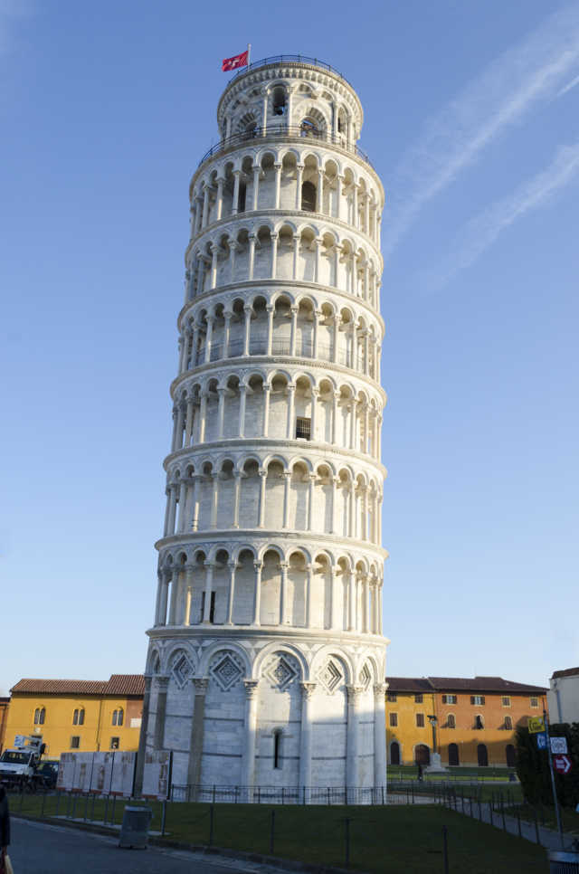 Italia 08 - Pisa - plaza del Milagro - Torre Inclinada.jpg